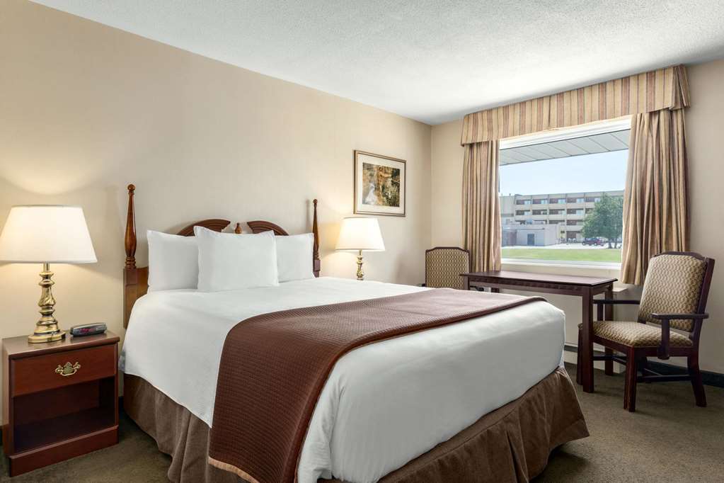 Travelodge Hotel By Wyndham Kingston Lasalle Habitación foto